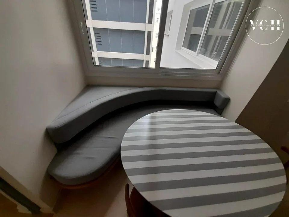 Banco esquinero tapizado de interior