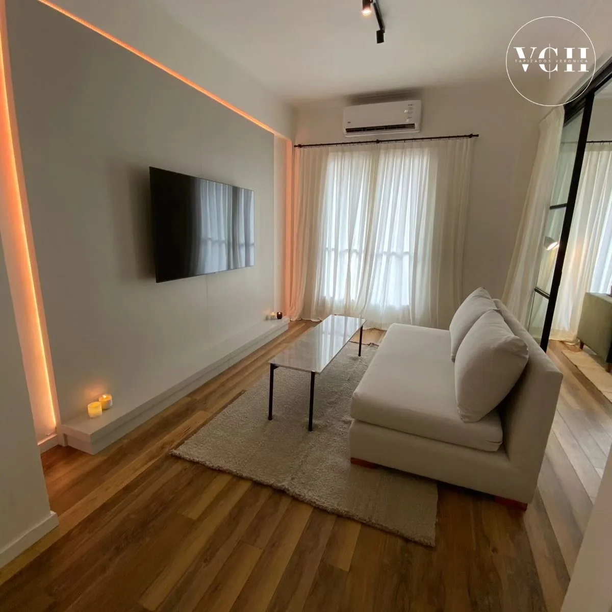 Sillón blanco tapizado para living